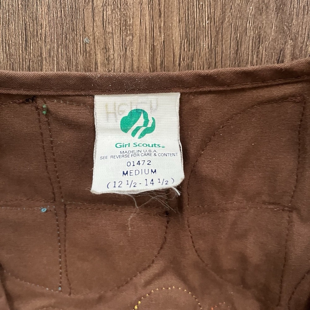 Vtg Girl Scouts Brownie Vest Early 2000s Over 80 Patches USA Size Medium - Picture 7 of 11